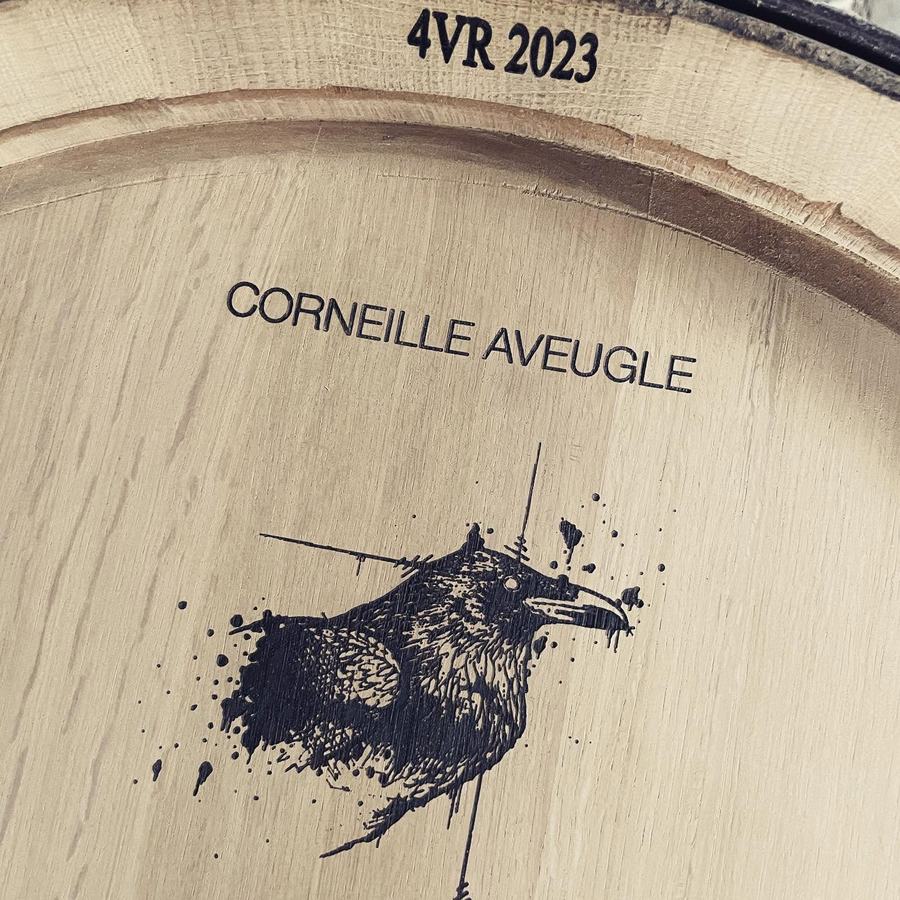 Barrique marquée du logo de la Corneille Aveugle